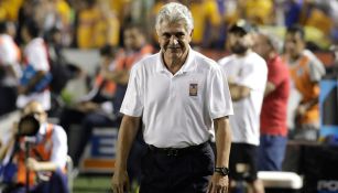 Tuca Ferretti, sonriente con Tigres tras ganar un título de Liga más