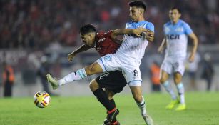 Pol Fernández, con Racing, disputa el balón en un duelo de la Liga argentina