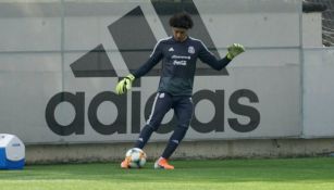 Ochoa golpea el balón en un entrenamiento con el Tri en el CAR