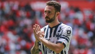 Layún, aplaude durante un partido de Rayados