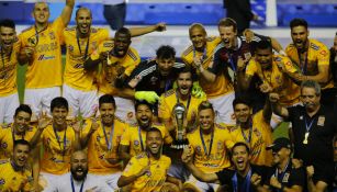 Jugadores de Tigres festejando el título 