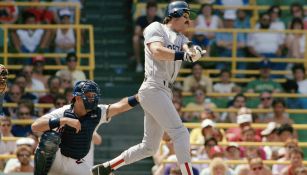 Bill Buckner, impacta la pelota durante un juego de Grandes Ligas