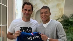 Roger Federer posa junto a Kylian Mbappé