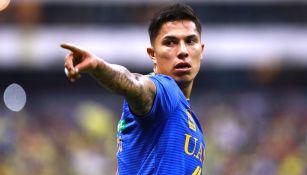 Carlos Salcedo durante un partido contra el América 