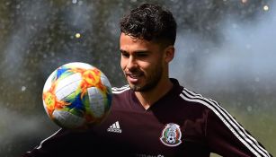 Diego Reyes observa el balón en un entrenamiento