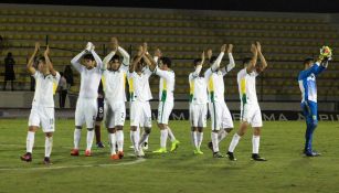 Jugadores de Loros de Colima festejan un triunfo