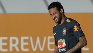 Neymar hace una mueca en el entrenamiento de Brasil