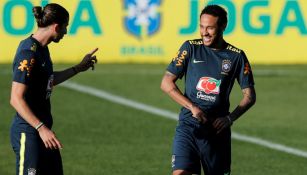 Felipe Luis convive con Neymar durante el entrenamiento de Brasil 