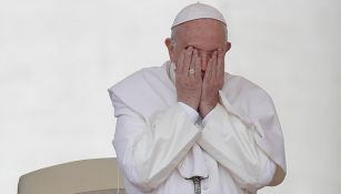 Papa Francisco se agarra la cara