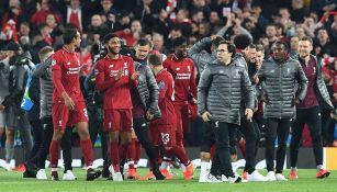 Jugadores de Liverpool festejan la victoria sobre el Barcelona 