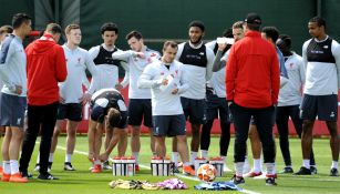 Jugadores del Liverpool durante un entrenamiento 