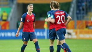 Haaland es felicitado por uno de sus goles contra Honduras