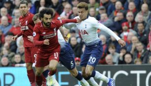 Salah disputa un balón en un juego vs el Tottenham