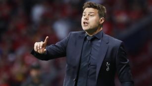 Mauricio Pochettino da indicaciones a sus jugadores 