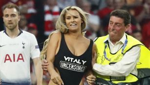 Kinsey Wolanski es retirada del Wanda tras invadir la cancha