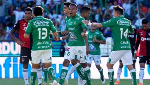 Jugadores de León en festejo de gol 