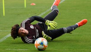 Guillermo Ochoa ataja un disparo