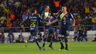 Jugadores del América en festejo de gol 