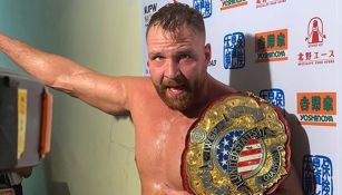 Jon Moxley presume el campeonato IWGP