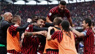 Jugadores de Milan festejan un gol