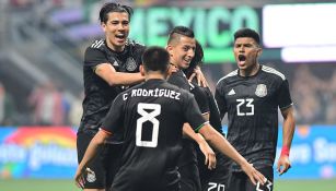 Jugadores del Tri celebran gol contra Venezuela