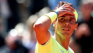 Rafa Nadal se lamenta en juego de Roland Garros 