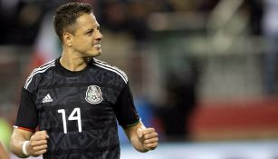 Javier Hernández durante un partido contra Paraguay 