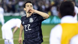 Chucky Lozano celebra una anotación frente a Chile 