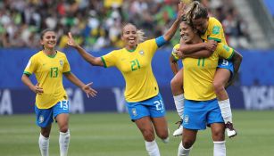 Cristiane es felicitada por sus compañeras tras anotar