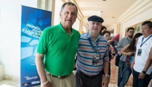 Enrique Meza y Manuel Lapuente posan desde Cancún