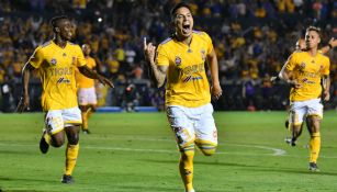 Carlos Salcedo celebra un gol con Tigres