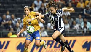 Cristina Ferral y Mónica Monsivais en disputa de un balón 