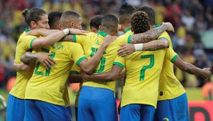 Jugadores de Brasil festejan gol en amistoso 