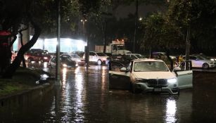 Coches quedan atrapados en las inundaciones