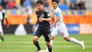 Lainez, durante un duelo con el Tri Sub 20