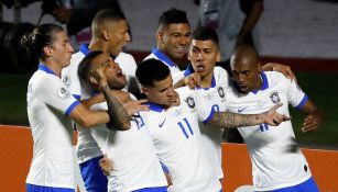 Jugadores de Brasil celebran anotación contra Bolivia