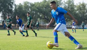 Ramírez Silva conduce el esférico durante un duelo con ASSA