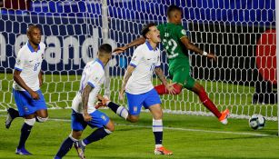 Jugadores de Brasil festejan gol contra Bolivia