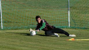 Jurado detiene un disparo en entrenamiento de la Selección Mexicana