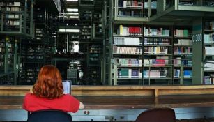 Mujer dentro de las instalaciones de la Biblioteca Vasconcelos