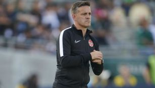 John Herdman observa el partido de Canadá