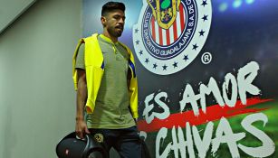 Peralta camina en el Estadio Akron durante un Clásico Nacional