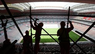 Trabajadores, en labor de construcción de un estadio para Qatar 2022