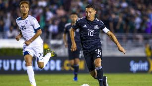 Andrés Guardado conduce un balón en duelo ante Cuba 