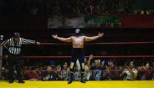 Blue Demon Jr. festeja en el ring el triunfo sobre Dr. Wagner Jr.