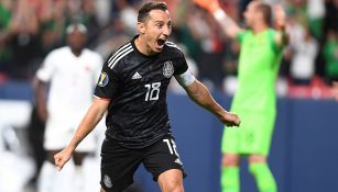 Guardado celebra uno de sus goles contra Canadá