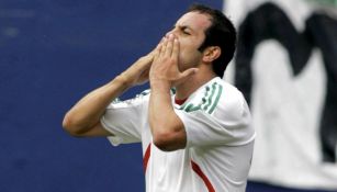 Cuauhtémoc Blanco festeja gol con México