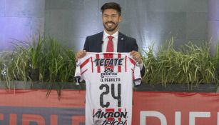 Peralta posa con la playera de Chivas 