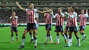 Palafox celebra un gol con sus compañeras de Chivas 