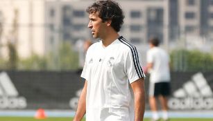 Raúl González dirige una práctica del Real Madrid infantil 